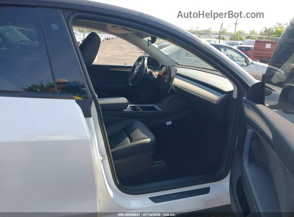 7SAYGDEE2NA014498 2022 TESLA MODEL Y White Front interior view