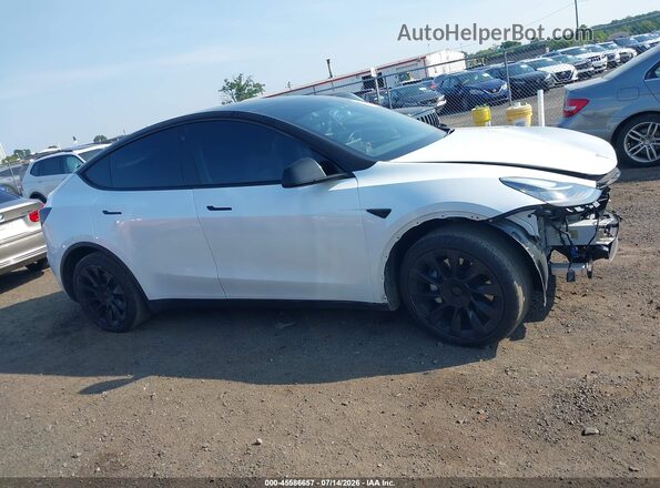 7SAYGDEE2NA014498 2022 TESLA MODEL Y White Rear interior view