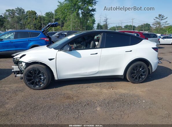 7SAYGDEE2NA014498 2022 TESLA MODEL Y White 360 interior view