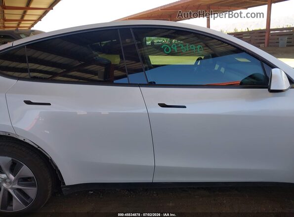 7SAYGDEE2PA093190 2023 TESLA MODEL Y White ხელსაწყოთა პანელის ხედი