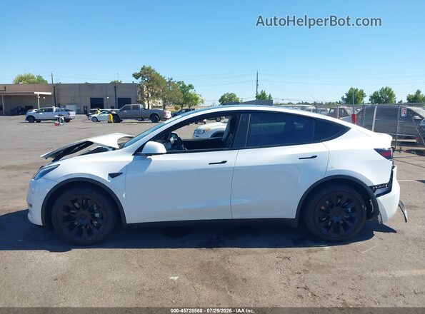 7SAYGDEE3NF373166 2022 TESLA MODEL Y White Rear interior view