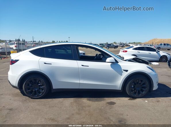 7SAYGDEE3NF373166 2022 TESLA MODEL Y White Instrument cluster view