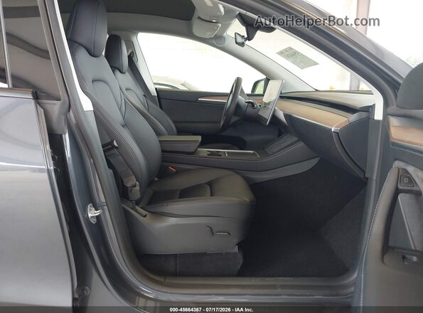 7SAYGDEE3PF921590 2023 TESLA MODEL Y Gray Widok wnętrza z przodu
