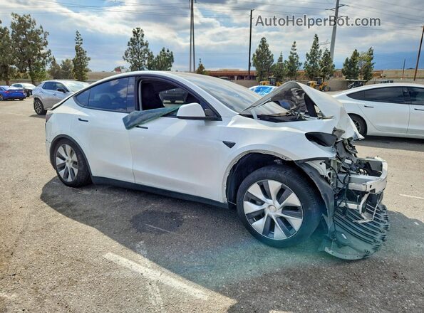 7SAYGDEE3RA239678 2024 TESLA MODEL Белый Передняя правая четверть