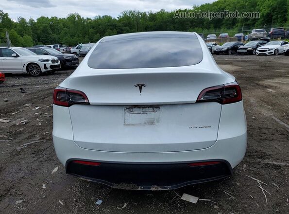 7SAYGDEE3RF083936 2024 TESLA MODEL White Հետևի տեսք