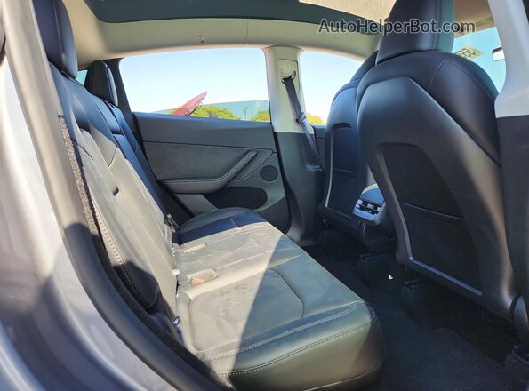 7SAYGDEE3SA344906 2025 TESLA MODEL Silver Widok tylnych siedzeń