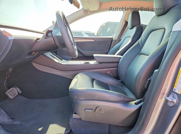 7SAYGDEE3SA344906 2025 TESLA MODEL Silver Widok wnętrza z przodu