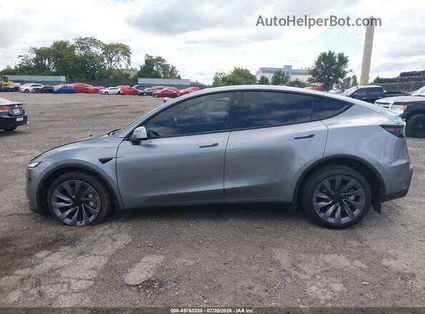 7SAYGDEE3TA636945 2026 TESLA MODEL Y Gray სალონის 360-გრადუსიანი ხედი