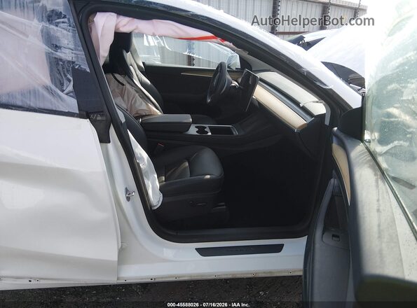 7SAYGDEE4PA060384 2023 TESLA MODEL Y White Widok wnętrza z przodu