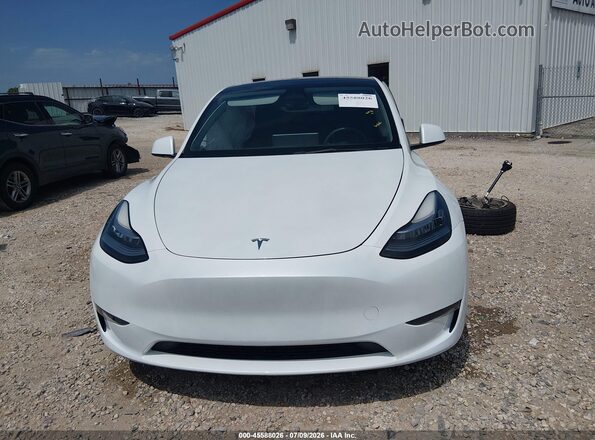 7SAYGDEE4PA060384 2023 TESLA MODEL Y White Widok wnętrza z tyłu