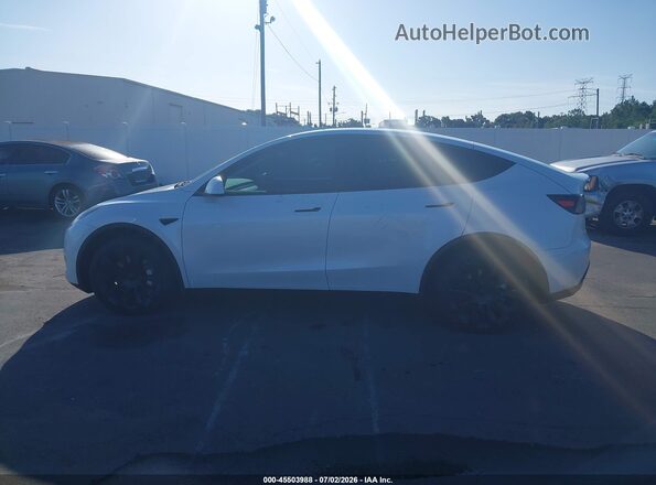 7SAYGDEE4PA113178 2023 TESLA MODEL Y White Widok wnętrza 360 stopni