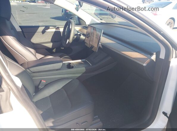7SAYGDEE4PA113178 2023 TESLA MODEL Y White Widok wnętrza z przodu