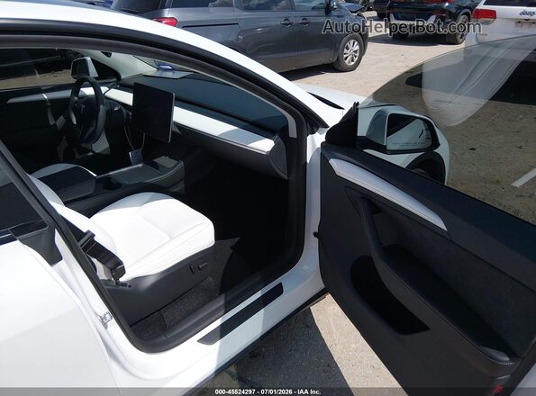 7SAYGDEE4RA291014 2024 TESLA MODEL Y White Vista interior delantera