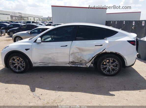 7SAYGDEE4RA291014 2024 TESLA MODEL Y White Vista interior trasera