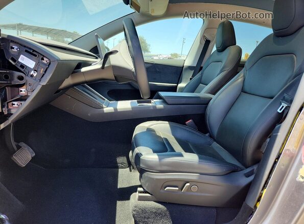 7SAYGDEE4TF377496 2026 TESLA MODEL Gray Widok wnętrza z przodu