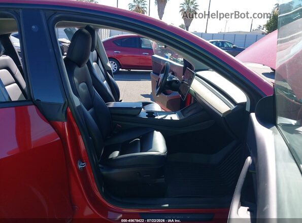 7SAYGDEE5NF314622 2022 TESLA MODEL Y Red Widok wnętrza z przodu