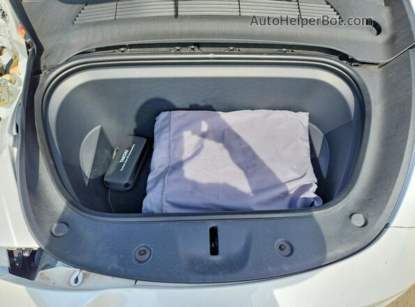 7SAYGDEE5PA092096 2023 TESLA MODEL White Vista del compartimento del motor