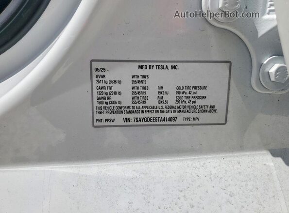 7SAYGDEE5TA414097 2026 TESLA MODEL White Widok naklejki z numerem VIN