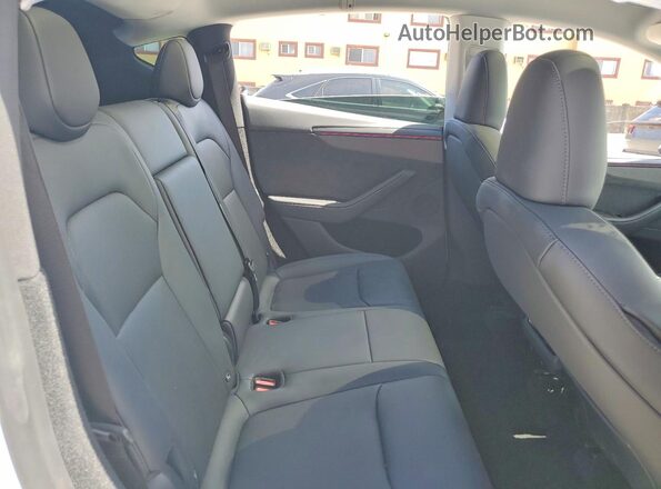 7SAYGDEE5TA414097 2026 TESLA MODEL White Widok wnętrza z tyłu