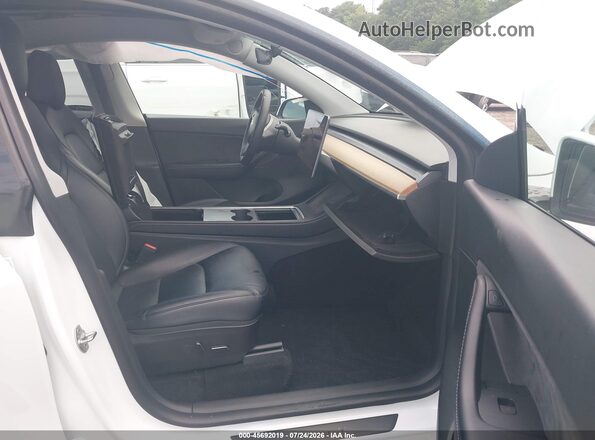 7SAYGDEE6NF371251 2022 TESLA MODEL Y White Front interior view