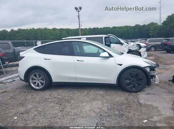 7SAYGDEE6NF371251 2022 TESLA MODEL Y White Rear interior view