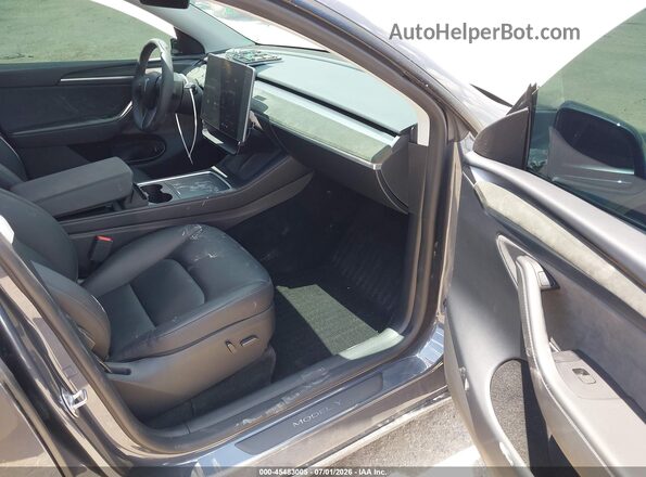 7SAYGDEE6RA217626 2024 TESLA MODEL Y Серый Вид салона спереди