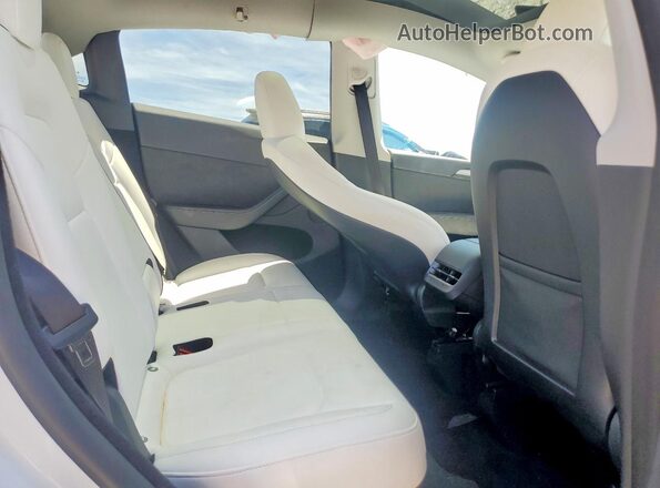 7SAYGDEE6RA259214 2024 TESLA MODEL White Vista de los asientos traseros