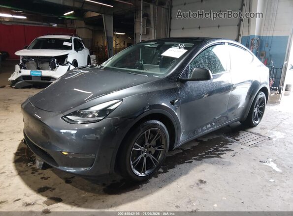 7SAYGDEE6RA325535 2024 TESLA MODEL Y Gray Առջևի ձախ երեք քառորդ տեսարան