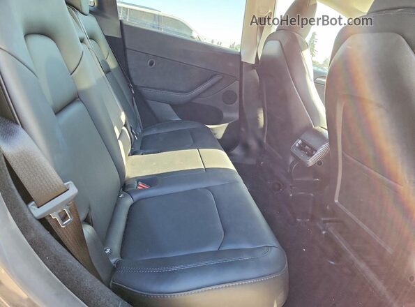 7SAYGDEE6RF081694 2024 TESLA MODEL Gray Widok tylnych siedzeń