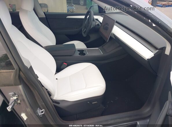 7SAYGDEE6RF150822 2024 TESLA MODEL Y Gray Вид салону спереду