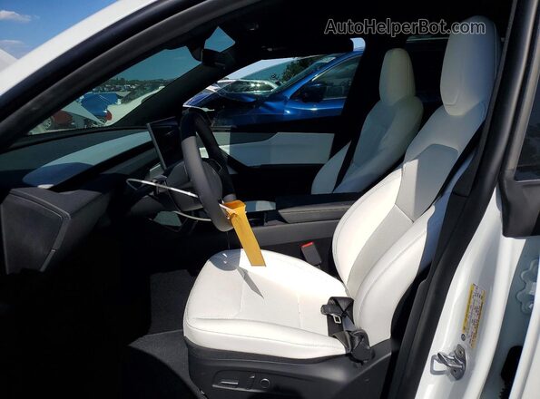 7SAYGDEE6TA635871 2026 TESLA MODEL White წინა სალონის ხედი