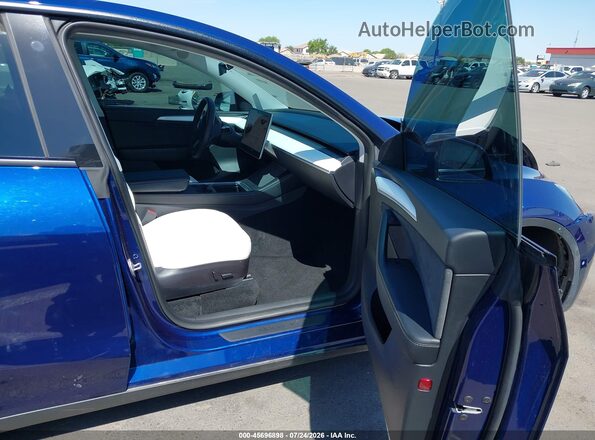 7SAYGDEE7NF533680 2022 TESLA MODEL Y Синий Вид салона спереди