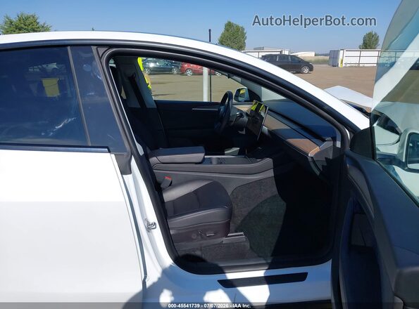 7SAYGDEE7PF592733 2023 TESLA MODEL Y Белый Вид салона спереди