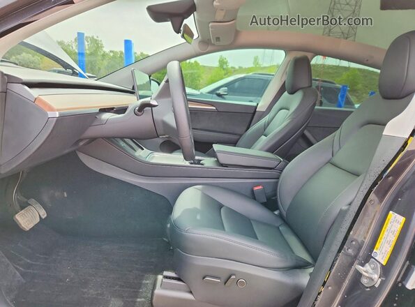 7SAYGDEE7SF258968 2025 TESLA MODEL Charcoal Vista interior delantera