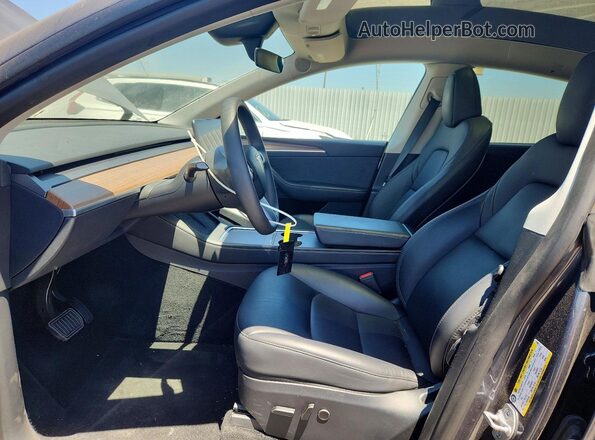 7SAYGDEE8PF918877 2023 TESLA MODEL Gray წინა სალონის ხედი