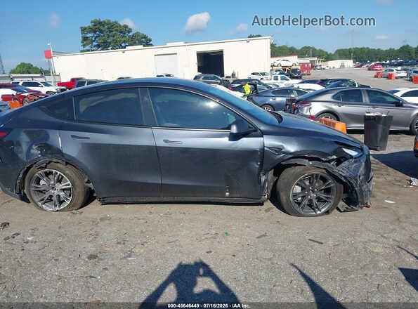 7SAYGDEE8SA339538 2025 TESLA MODEL Y Gray Vista del salpicadero