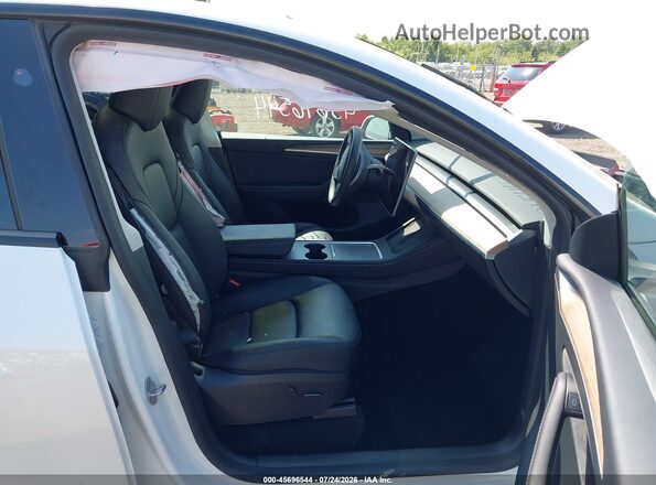 7SAYGDEE8SF245260 2025 TESLA MODEL Y White Front interior view