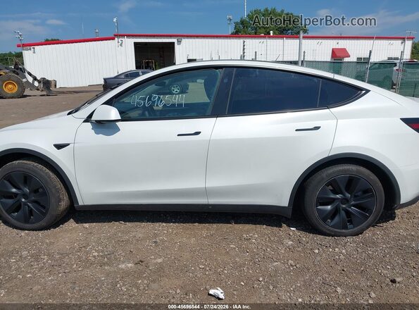 7SAYGDEE8SF245260 2025 TESLA MODEL Y White Rear interior view