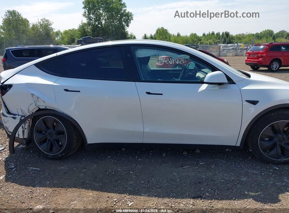 7SAYGDEE8SF245260 2025 TESLA MODEL Y White Instrument cluster view