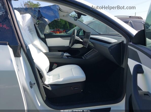 7SAYGDEE8TF339558 2026 TESLA MODEL Y Белый Вид салона спереди