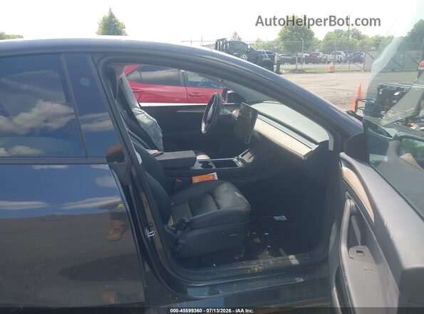 7SAYGDEE9RA304551 2024 TESLA MODEL Y Gray Widok wnętrza z przodu