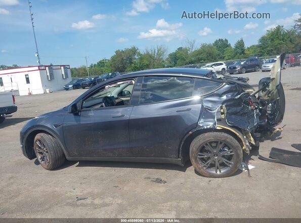 7SAYGDEE9RA304551 2024 TESLA MODEL Y Gray Widok wnętrza z tyłu
