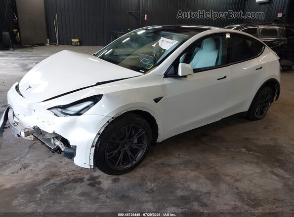 7SAYGDEE9SF302677 2025 TESLA MODEL Y White წინა მარცხენა ხედი სამი მეოთხედიდან