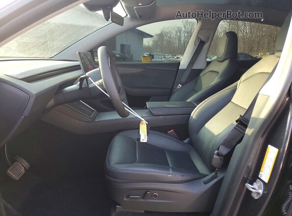 7SAYGDEE9TF526257 2026 TESLA MODEL Gray Widok wnętrza z przodu