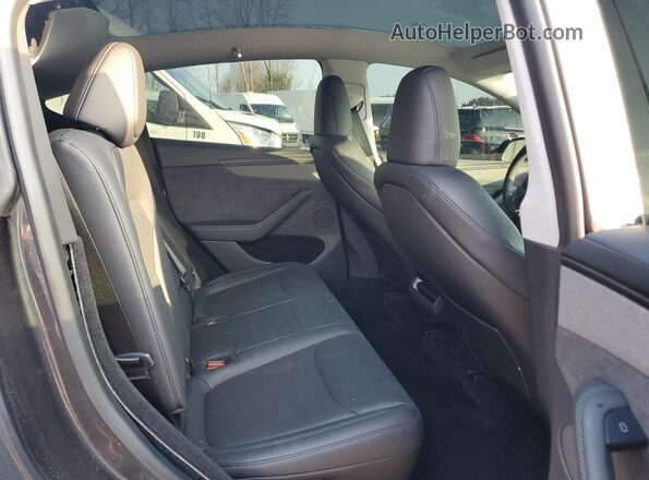 7SAYGDEE9TF526257 2026 TESLA MODEL Gray Widok tylnych siedzeń