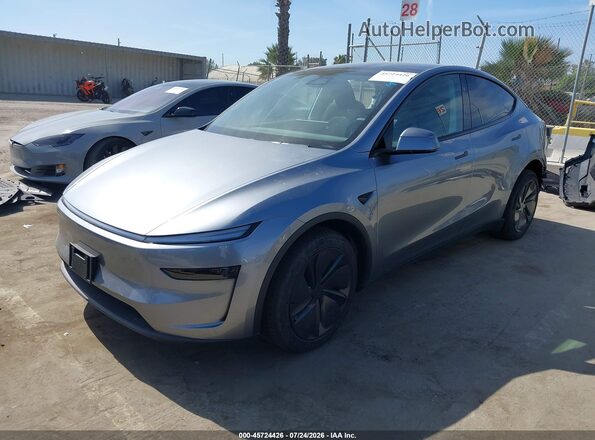 7SAYGDEE9TF544788 2026 TESLA MODEL Y Silver Առջևի ձախ երեք քառորդ տեսարան