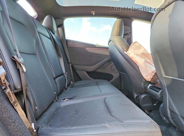 7SAYGDEE9TF580075 2026 TESLA MODEL Charcoal Widok wnętrza z tyłu