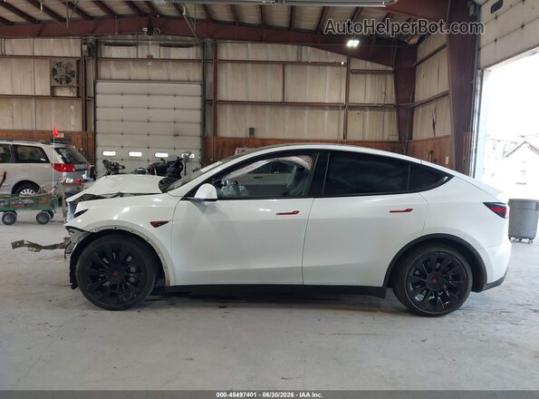 7SAYGDEEXNF385654 2022 TESLA MODEL Y White 360 interior view