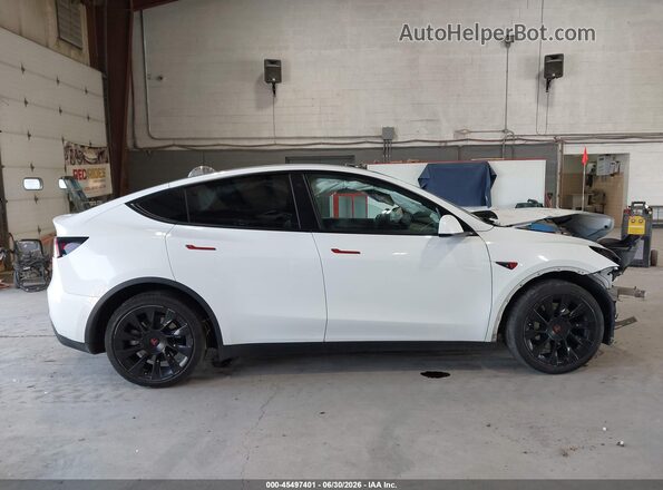 7SAYGDEEXNF385654 2022 TESLA MODEL Y White Rear interior view