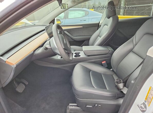 7SAYGDEEXPA060924 2023 TESLA MODEL White Widok wnętrza z przodu